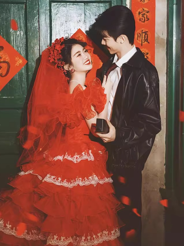 Red Vintage Street Style Weddi - Street Fashion Photographers 评论和价格