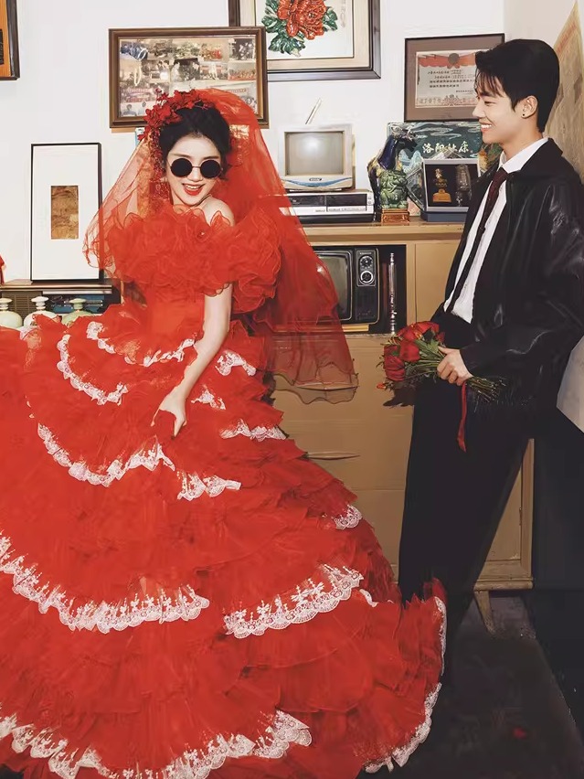 Red Vintage Street Style Weddi - Street Fashion Photographers 评论和价格