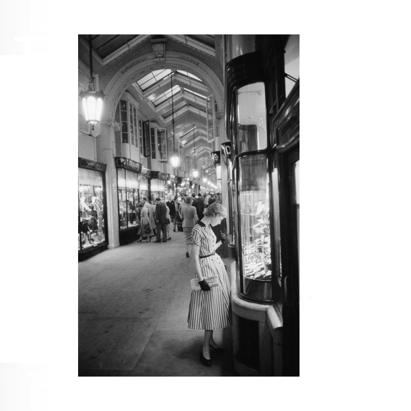 Slim Aarons, Burlington Arcade - Street Fashion Photographers 评论和价格